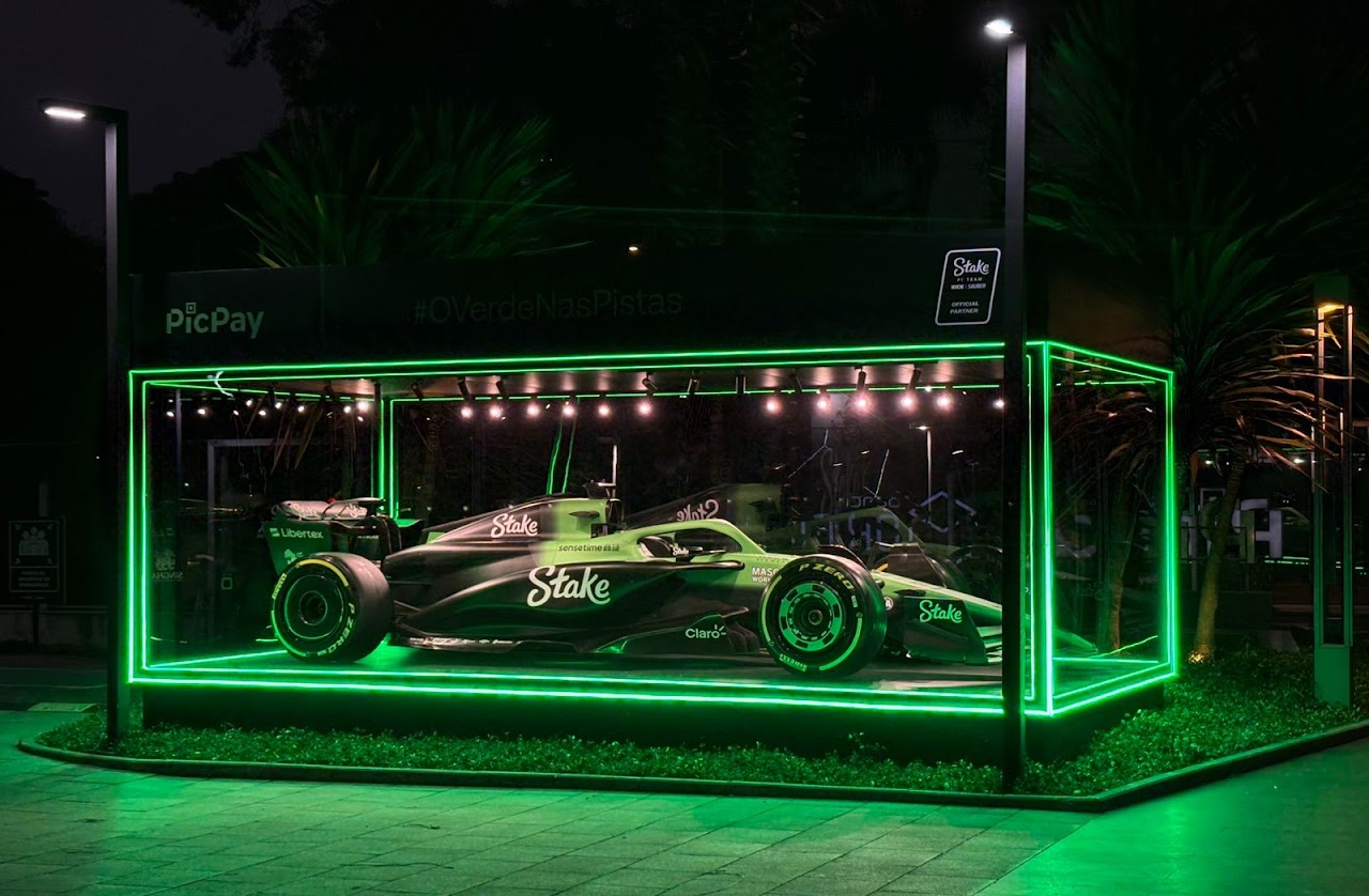 Carro da Stake F1® Team KICK Sauber faz pitstop no PicPay